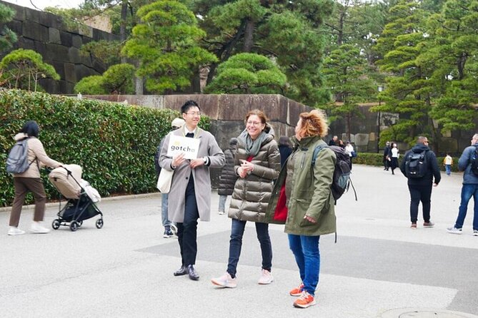 Tokyo: Edo Castle & East Garden of the Imperial Palace Tour - The koi and other details worth noticing