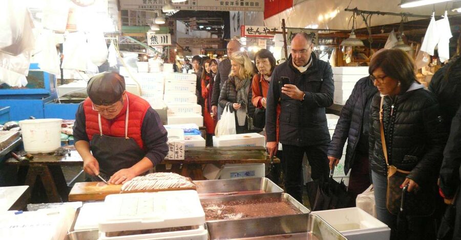 Tokyo: Guided Walking Tour of Tsukiji Market with Breakfast - Starting at Tsukiji Hongwanji Temple