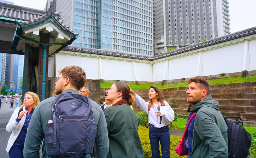 Tokyo: Imperial Palace, the history of Japan (ENGLISH GUIDE) - Group size, pace, and the $40 price