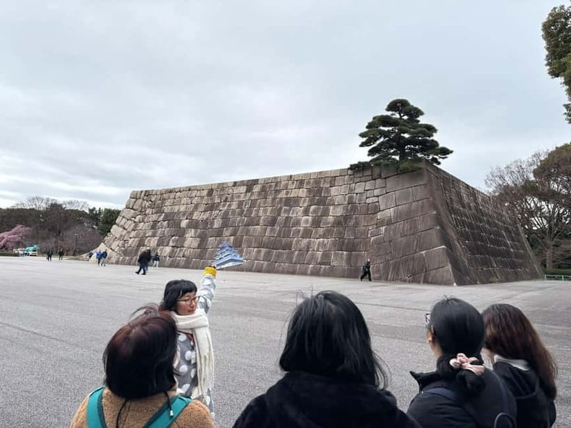 Tokyo: Imperial Palace with Nostalgic Alley Kagurazaka tour - What the $51 price really covers