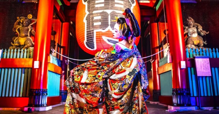 Tokyo: Japanese Dance Cabaret Theater Asakusa-Kaguwa Ticket - Entering the red-lit theater