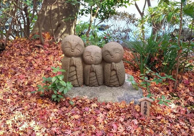 Tokyo: Kamakura & Enoshima Day Trip including Temple Tickets - Komachi Street, snacks, and a practical lunch strategy