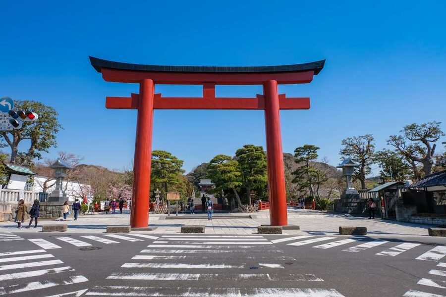 Tokyo: Kamakura & Enoshima Day Trip including Temple Tickets - Enoshima gives the day its coastal character
