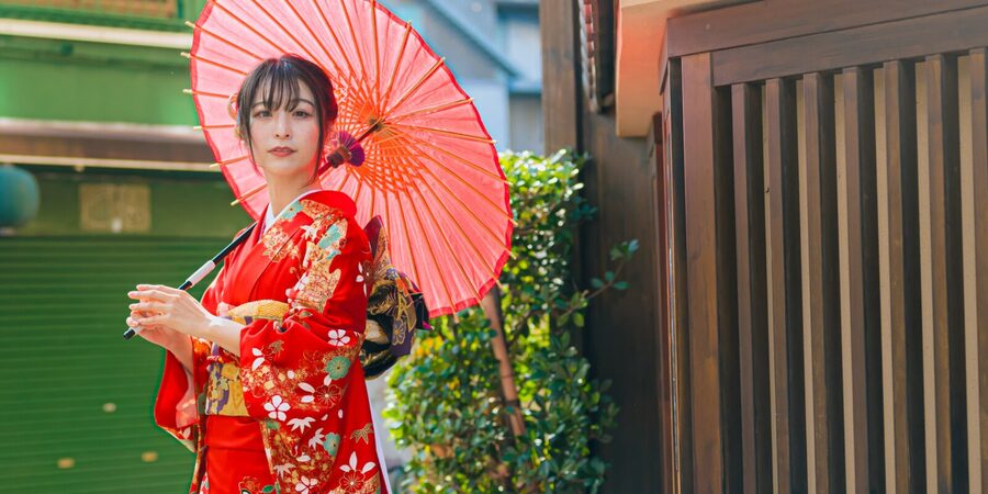 Tokyo : Kimono Rental in Asakusa Provided by RikaWafuku - Hair styling for women and accessory choices