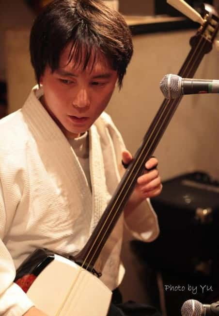 Tokyo: Learn to play traditonal songs on Tsugaru Shamisen - Meeting Kouzan Oyama near Shinjuku