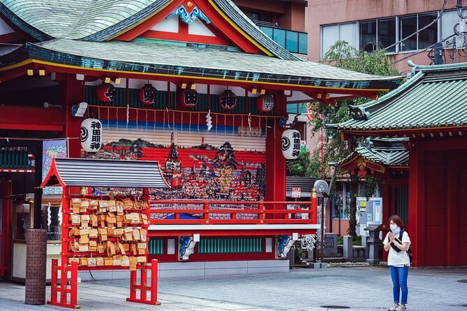 Tokyo: Locals Secret Shrine Tour // Walk with a Guide - Starting at Ochanomizu and meeting your guide