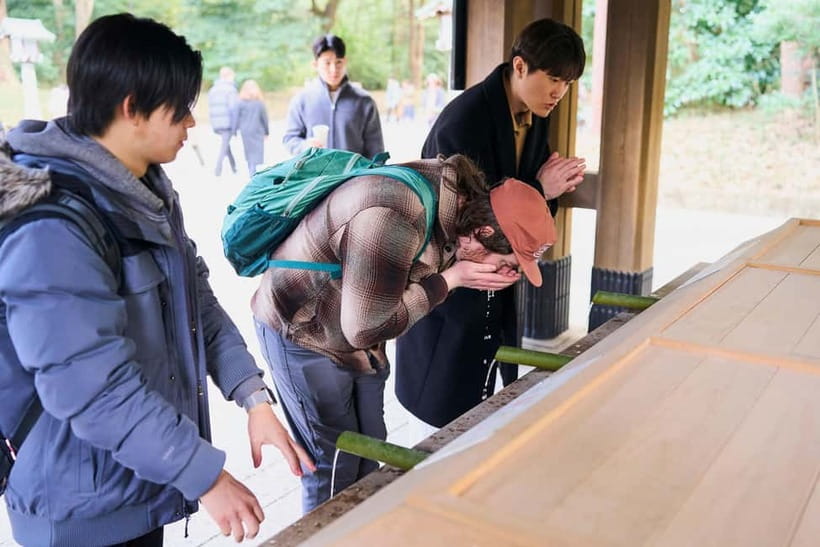 Tokyo: Meiji Shrine Walking Tour — Shinto & Imperial System - Paying respects at Meiji Shrine