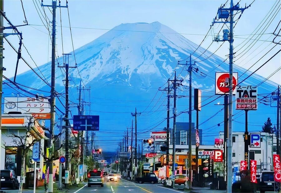 Tokyo: Mt Fuji Lake Kawaguchi & Yamanaka Hot Spring Day Tour - Oishi Park and the seasonal side of Lake Kawaguchi
