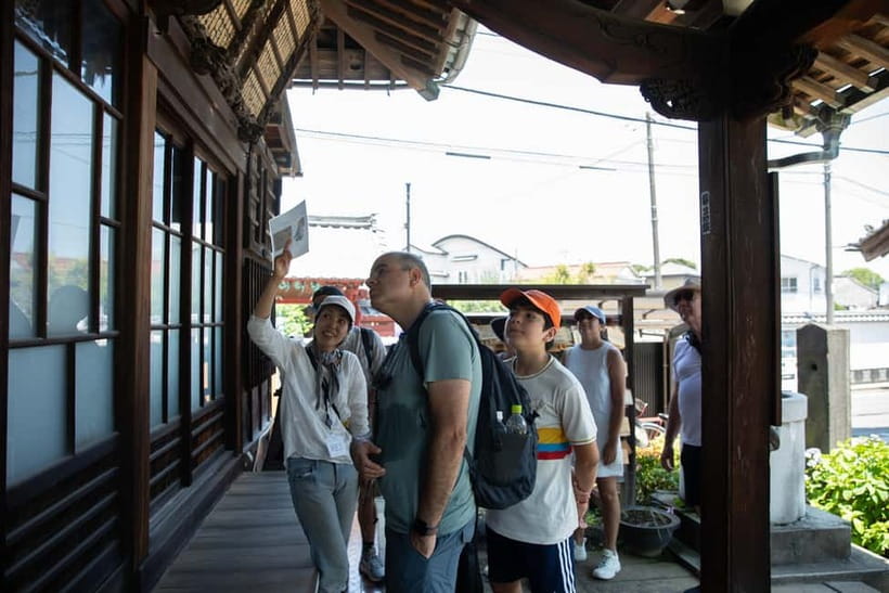 Tokyo: Old Quarter Yanaka Walking Tour - What the guides add to the experience