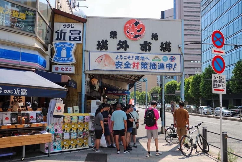 Tokyo: Private Tsukiji Street Food & Sake with Local Guide - Who should book this food walk