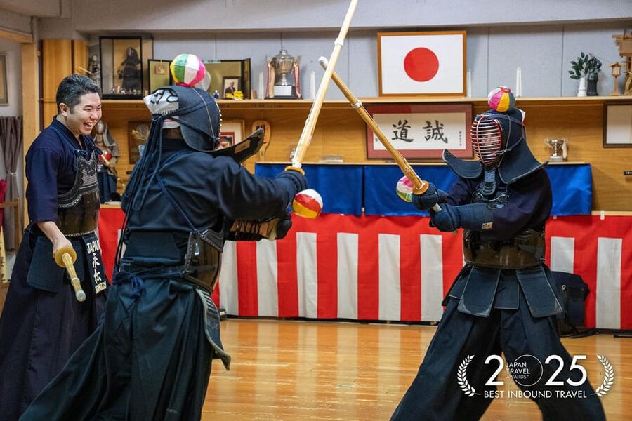 Tokyo: Samurai Kendo Practice Experience - Putting on the armor and picking up the shinai
