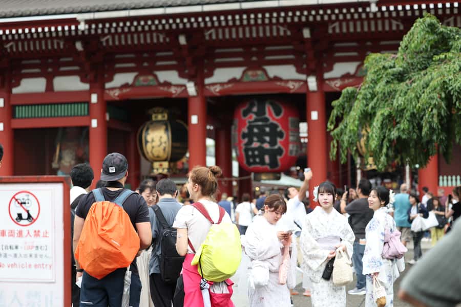 Tokyo: Sensoji Temple & Street Food: Private Tour with guide - Thunder Gate gives the walk its dramatic opening