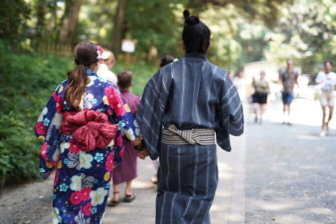 :Tokyo,Shibuya /Meiji Shrine tour in KIMONO/English-friendly - Walking through the torii gates