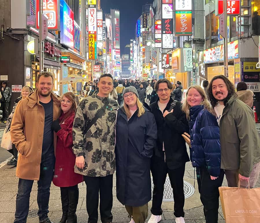 Tokyo Shinjuku Bar Hopping Tour–Hidden Izakaya & Local Guide - Final stop: Golden Gai and its tiny bars