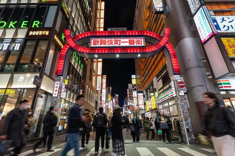 Tokyo: Shinjuku Golden Gai Bar Hopping Night Tour - The first bar and Japanese whisky tasting