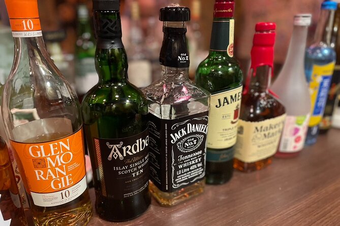 Tokyo: Shinjuku Golden Gai Bar Hopping that only locals know - The guide makes the difference