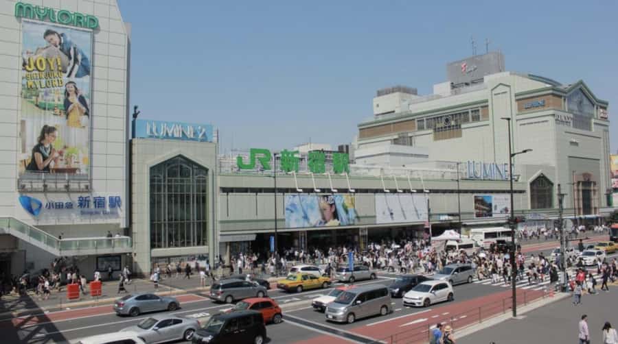 Tokyo: Shinjuku tour with university students in Tokyo - Seasonal events and local Tokyo life