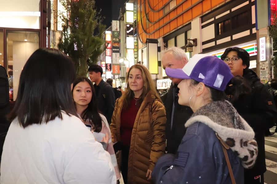 Tokyo: Shinjuku tour with university students in Tokyo - Pace, meeting point, and practical planning