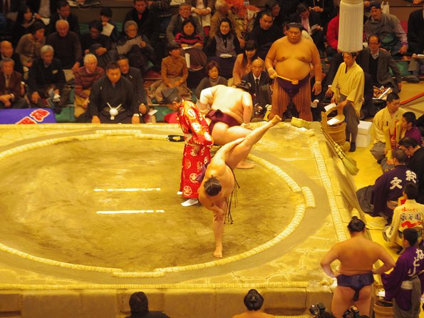 Tokyo Sumo Wrestling Tournament Experience - The crowd and the rhythm of a bout