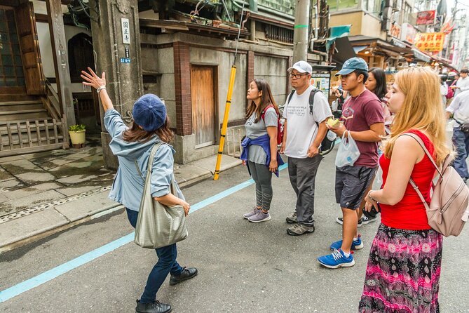 Tokyo : Tsukiji Fish Market Tour with Fresh Sashimi Tasting - The value of having a local guide