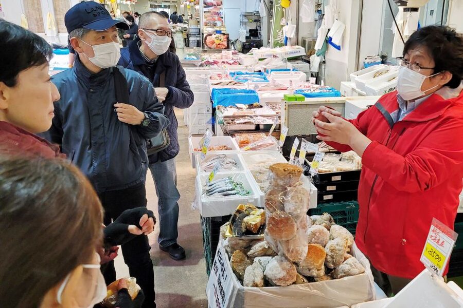 Tokyo: Tsukiji Market Guided Tour & Sushi-Making Experience - The meal is part lesson, part compromise