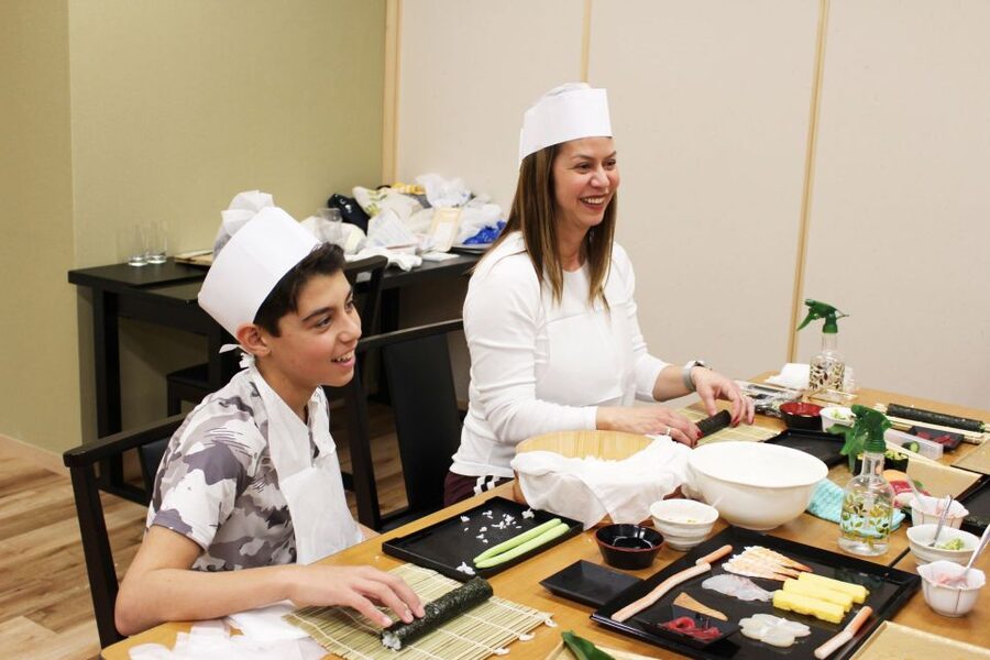 Tokyo: Tsukiji Market Guided Tour & Sushi-Making Experience - Is $177 a fair price?