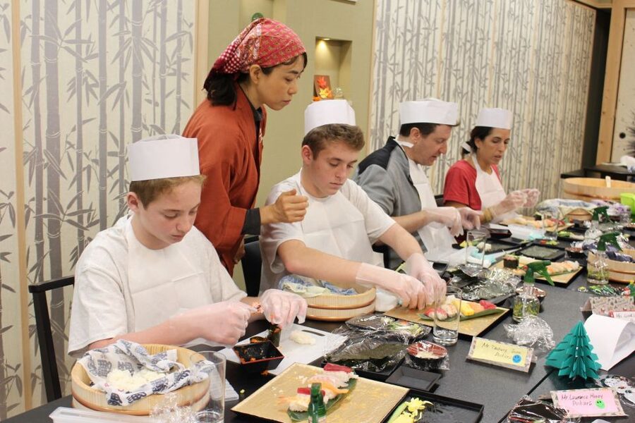 Tokyo: Tsukiji Market Guided Tour & Sushi-Making Experience - Walking through the seafood lanes