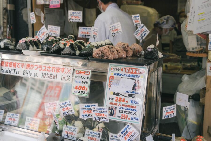 Tokyo: Tsukiji walking and sushi tour with Uni Students - Tasting tamagoyaki and traditional market foods