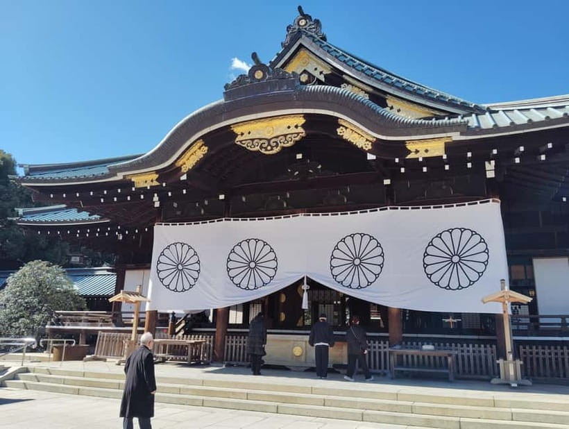 Tokyo War History Tour: Yasukuni Shrine & War Museum - The approach from the First Torii