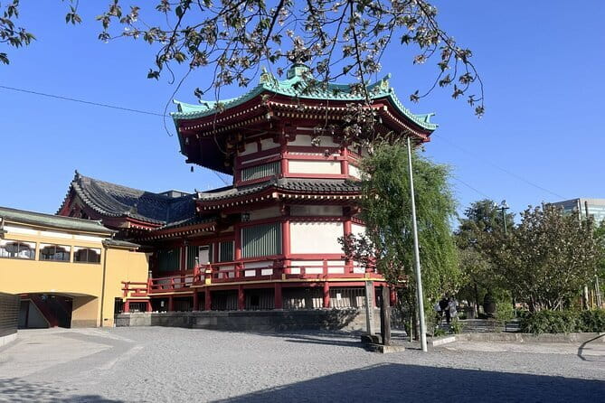 Ueno and Yanaka Culture Art Walking Tour in Old Tokyo - Ueno Park, shrines, temples, and a lake