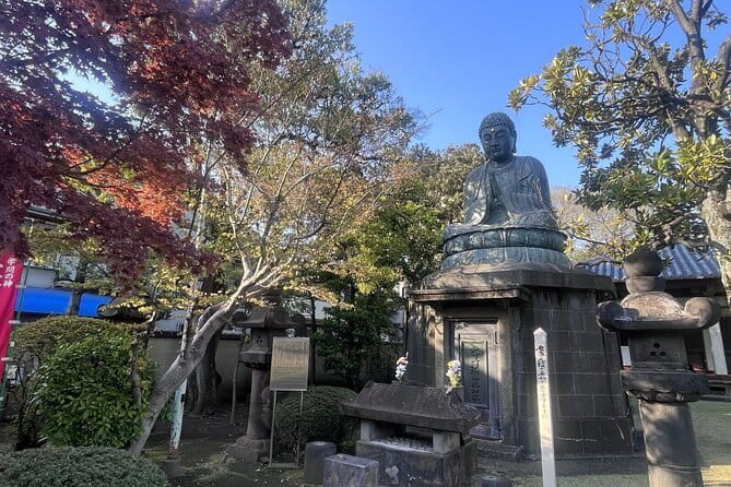 Ueno and Yanaka Culture Art Walking Tour in Old Tokyo - A Buddhist temple and the quiet paths of Yanaka Cemetery