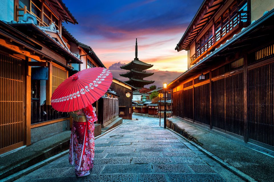 Kyoto: Gion District Guided Walking Tour at Night With Snack - Tour Itinerary