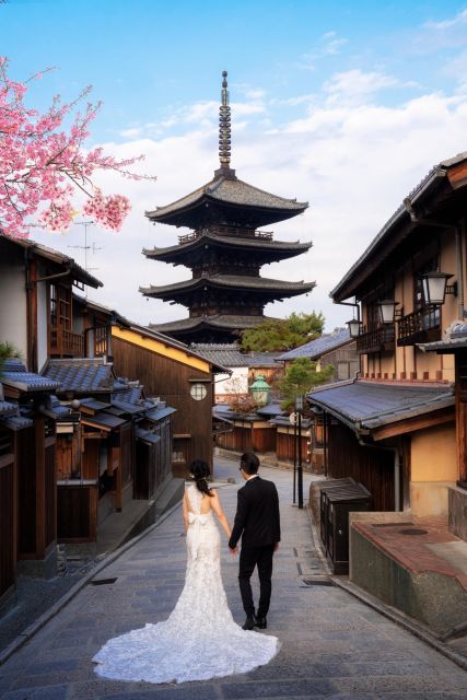 Kyoto: Private Romantic Photoshoot for Couples - Kimono Rental Service