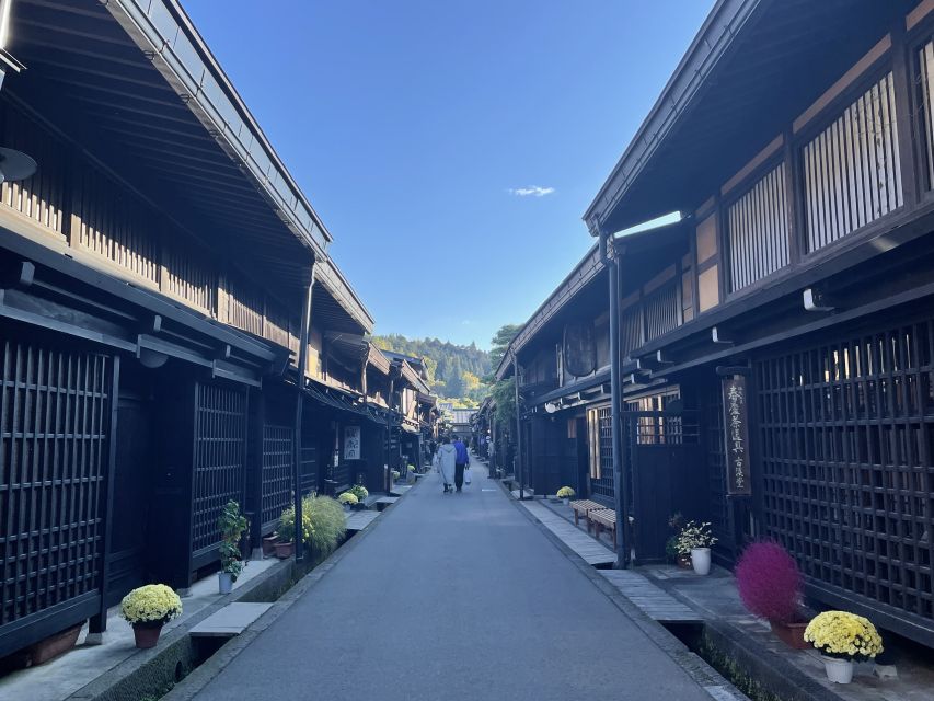 Takayama: Old Town Guided Walking Tour 45min. - Languages and Group Size