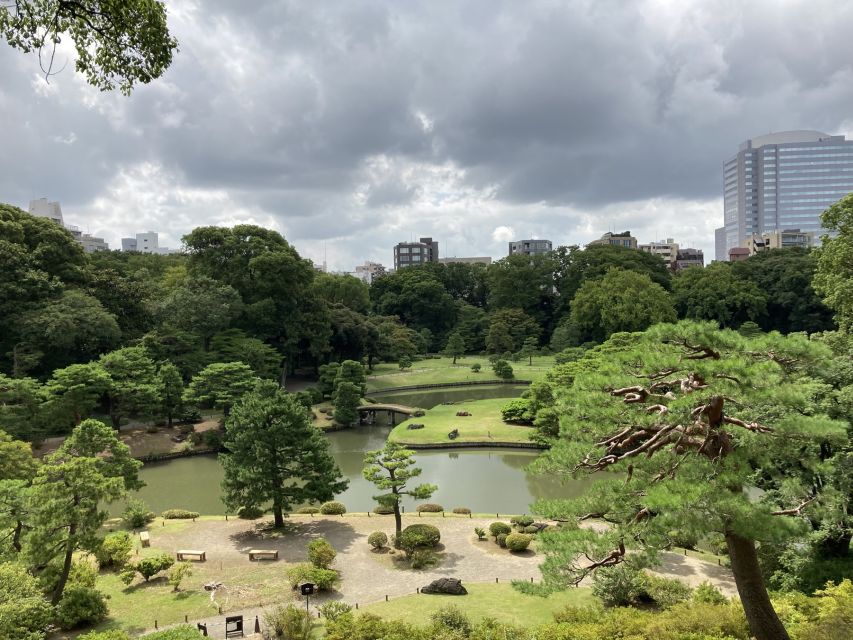 Tokyo: Asukayama Through Time (Papermaking, Rikugi-En...) - Full Description