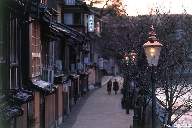 E-Bike Cycling With Guided Tour of KANAZAWA Main & KENROKUEN - 21st Century Museum Entry Tickets