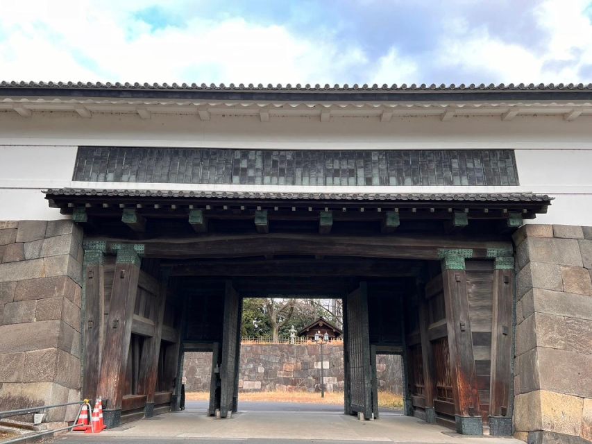 Tokyo :History,Nature Walking Tour of Around Imperial Palace - Activity Description