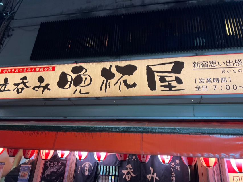 Tokyo Shinjuku Izakaya Drinking and Nightclubs - Engage in Conversations Over Drinks