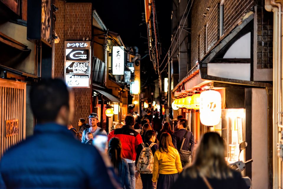 Kyoto: Gion District Guided Walking Tour at Night With Snack - Key Points