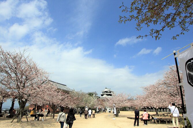 [Town Walk] Stroll Around Matsuyama Castle and Enjoy Local Shopping - Key Points